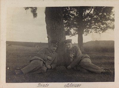 第一次世界大戦：「1914-1916年、ドイツ軍の侵攻下にあるウクライナ。リラックスした瞬間の2人の兵士（モノクロ写真 作： Heldenfriedhof Dsessentniki (attr. to)