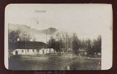 第一次世界大戦：「1914～1916年、ドイツ軍の侵攻下にあるウクライナ。カジノと呼ばれる建物（モノクロ写真 作： Heldenfriedhof Dsessentniki (attr. to)