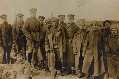 第一次世界大戦：「1914年から1916年にかけてのドイツ軍侵攻時のウクライナ。兵士の集団（モノクロ写真 作： Heldenfriedhof Dsessentniki (attr. to)