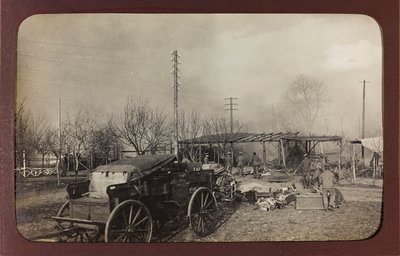 第一次世界大戦：「1914年から1916年のドイツ軍侵攻時のウクライナ。爆撃を受けた現場の軍人（モノクロ写真 作： Heldenfriedhof Dsessentniki (attr. to)