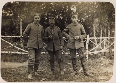 第一次世界大戦：「1914年から1916年にかけてのドイツ軍侵攻時のウクライナ。兵士の集団（モノクロ写真 作： Heldenfriedhof Dsessentniki (attr. to)