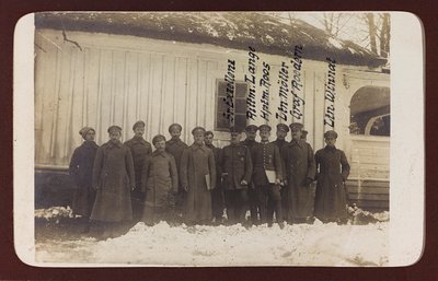 第一次世界大戦：「1914年から1916年にかけてのドイツ軍侵攻時のウクライナ。兵士の集団（モノクロ写真 作： Heldenfriedhof Dsessentniki (attr. to)