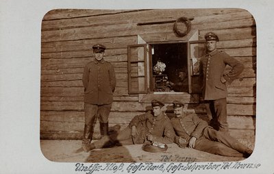 第一次世界大戦：「1914年から1916年にかけてのドイツ軍侵攻時のウクライナ。兵士の集団（モノクロ写真 作： Heldenfriedhof Dsessentniki (attr. to)