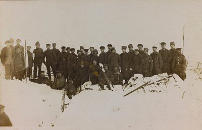 第一次世界大戦：「1914年から1916年にかけてのドイツ軍侵攻時のウクライナ。兵士の集団（モノクロ写真 作： Heldenfriedhof Dsessentniki (attr. to)