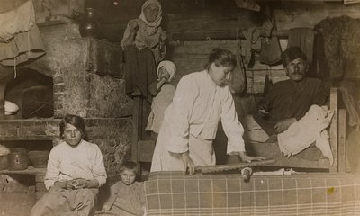 第一次世界大戦：「1914-1916年、ドイツ軍の侵攻下にあるウクライナ。家の中の家族（モノクロ写真 作： Heldenfriedhof Dsessentniki (attr. to)