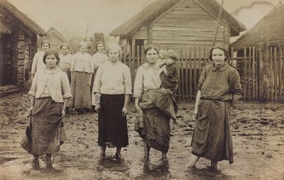 第一次世界大戦：「1914年から1916年にかけてのドイツ軍侵攻時のウクライナ。子供を連れた女性グループの肖像（モノクロ写真 作： Heldenfriedhof Dsessentniki (attr. to)