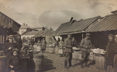 第一次世界大戦：「1914年から1916年にかけてのドイツ軍侵攻時のウクライナ」。市場の中の軍隊（モノクロ写真 作： Heldenfriedhof Dsessentniki (attr. to)
