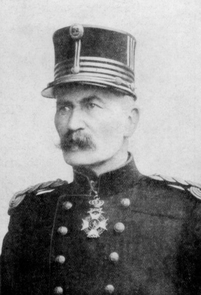 1914 年 8 月 5 日～16 日、1926 年 8 月 5 日から 16 日にかけて、ベルギーの将軍でリエージュの擁護者であったジェラルド・レマン。 作： Hennebert