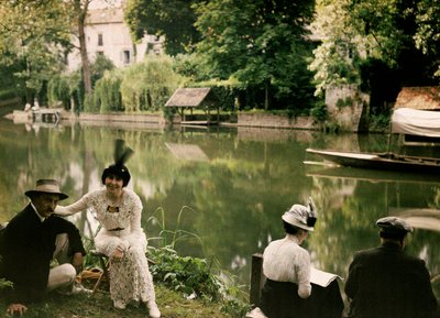 フランス、モンティニー川のほとりでの食事、1920〜25年頃（オートクローム） 作： Henri Chouanard