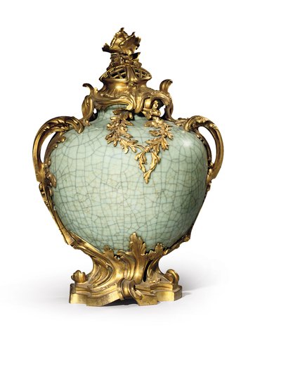 ルイ15世様式の花瓶と蓋のペアのうちの1つ 台座には1883年の日付がある 18世紀後半から19世紀前半の磁器（オルモルフマウントの中国青磁 作： Henri Dasson