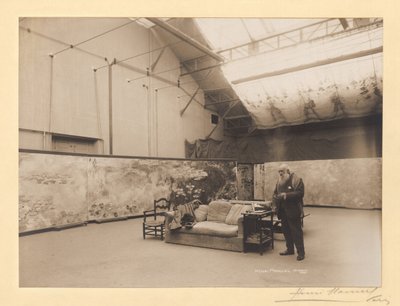クロード・モネ (1840-1926)、ジヴェルニーのアトリエで彼の絵画「睡蓮」の前で 作： Henri Manuel