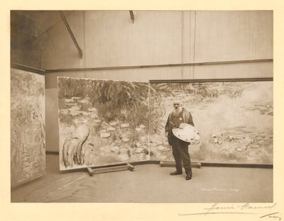 クロード・モネ (1840-1926)、ジヴェルニーのアトリエで彼の絵画「睡蓮」の前で 作： Henri Manuel