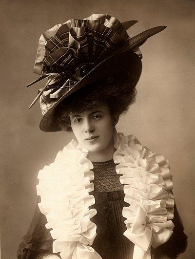 20世紀初頭の服を着た若い女性のクローズアップ 作： Henri Manuel