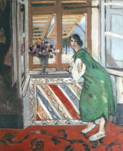 ニースのインテリア：窓にもたれる緑のドレスの若い女性 作： Henri Matisse