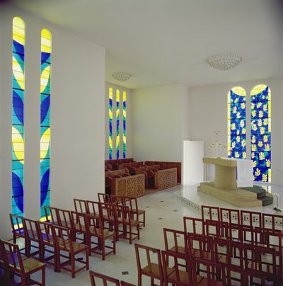 ヴァンス、ロザリオ礼拝堂の祭壇のある内観 作： Henri Matisse