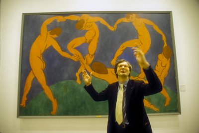 ローマ、クイリナル厩舎、2000年。エルミタージュ美術館の傑作百選」展でアンリ・マティスの「ダンス」の前に立つイタリア人美術評論家ヴィットリオ・スガルビ（写真）。 作： アンリ・マティス