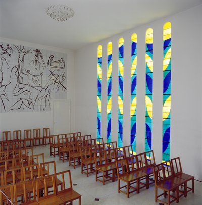 ヴァンス、ロザリオ礼拝堂の身廊、ステンドグラスの側窓、十字架の駅の眺め 作： Henri Matisse