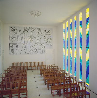 ヴァンス、ロザリオ礼拝堂の身廊、ステンドグラスの側窓、十字架の駅の眺め 作： Henri Matisse
