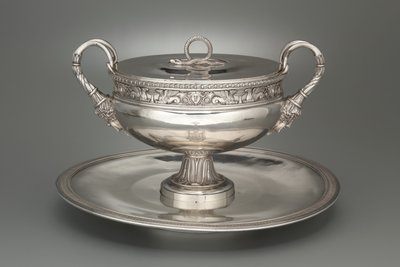 カバー付きTureen、トレイ付き、1798-1809 作： Henry Auguste