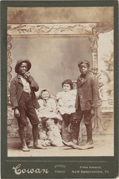 4人の子供の肖像,c.1890年（写真） 作： Henry Cowan