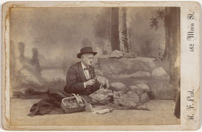 「化石を探すドミニク・パーソンズ」,c.1896年（写真） 作： Henry F. Post