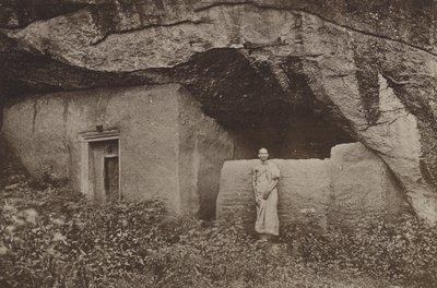セイロンの荒廃した都市: ミヒンタレの岩住居の遺跡 (白黒写真) 作： Henry W. Cave