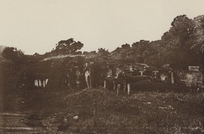 セイロンの荒廃した都市: ポロンナルワの岩の神殿 (白黒写真) 作： Henry W. Cave