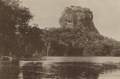 セイロンの荒廃した都市: シギリ (白黒写真) 作： Henry W. Cave