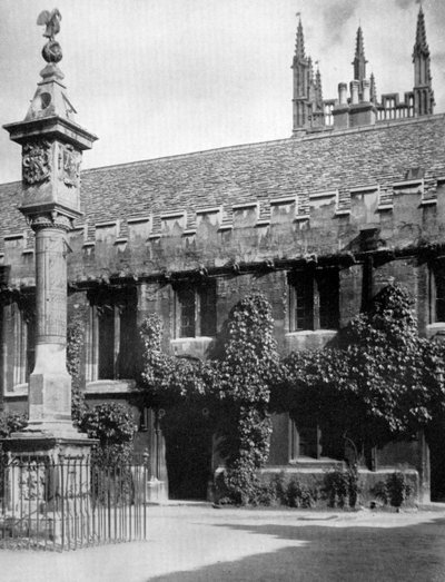 Sundial、Corpus Christi College、Oxford、Oxfordshire、1924-1926 作： Herbert Felton