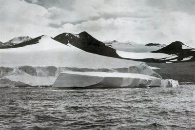 クロージャー岬の氷河から出土したベルク、1911年、1913年 作： Herbert Ponting