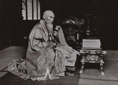 仏教の僧侶（モノクロ写真 作： Herbert Ponting