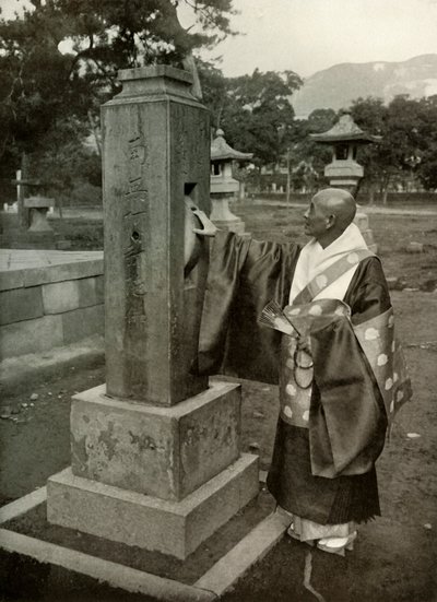 仏教の僧侶と祈りの輪、1910年。 作： Herbert Ponting