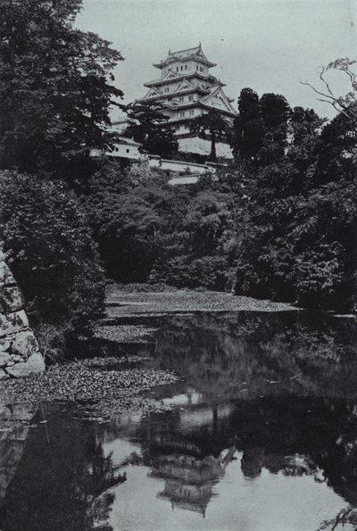 封建的な城、お堀から（モノクロ写真 作： Herbert Ponting