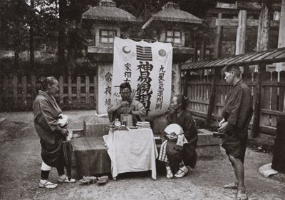 稲荷寺の占い師（モノクロ写真 作： Herbert Ponting