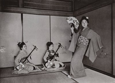 踊る芸者（モノクロ写真 作： Herbert Ponting
