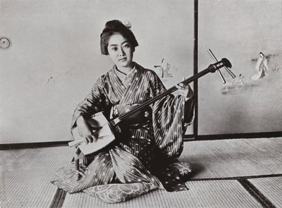 三味線を弾く芸者（白黒写真 作： Herbert Ponting