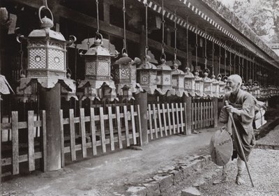 奈良・春日大社の巡礼者（モノクロ写真 作： Herbert Ponting