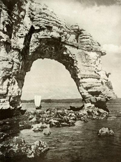 1910年、松島の海に沈んだアーチ。 作： Herbert Ponting
