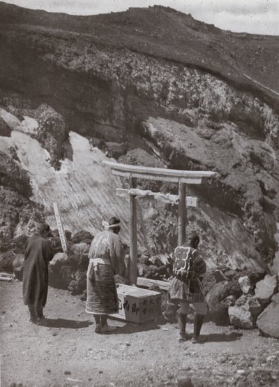 クレーターの縁にある神社（モノクロ写真 作： Herbert Ponting