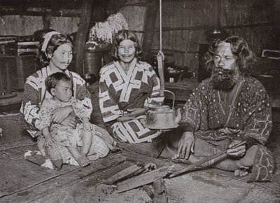 アイヌの男性と女性の家（モノクロ写真 作： Herbert Ponting
