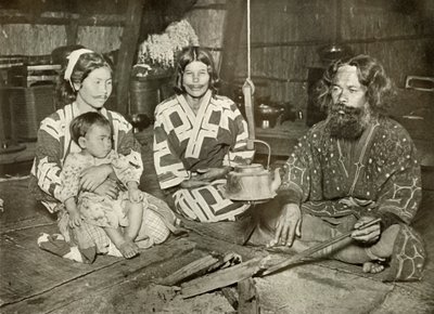 アイヌの男性と女性の自宅、1910年。 作： Herbert Ponting