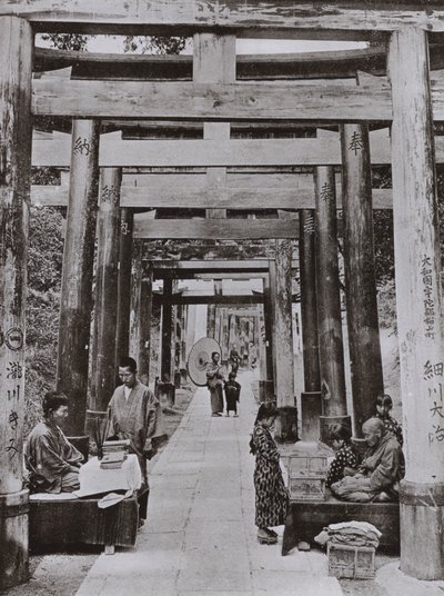 稲荷寺の鳥居の並木道（モノクロ写真 作： Herbert Ponting