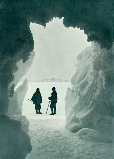 氷の洞窟-距離にあるテント島スコットアンドライト船長、c1911、1913 作： Herbert Ponting