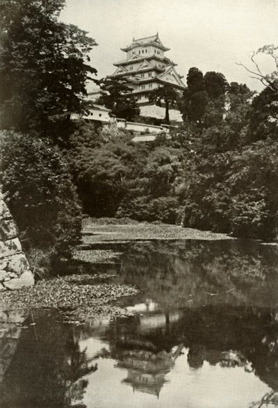 堀からの古い封建時代の城、1910年。 作： Herbert Ponting