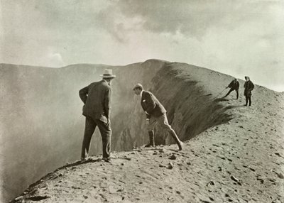 クレーターズブリンクで、浅間山、1910年。 作： Herbert Ponting