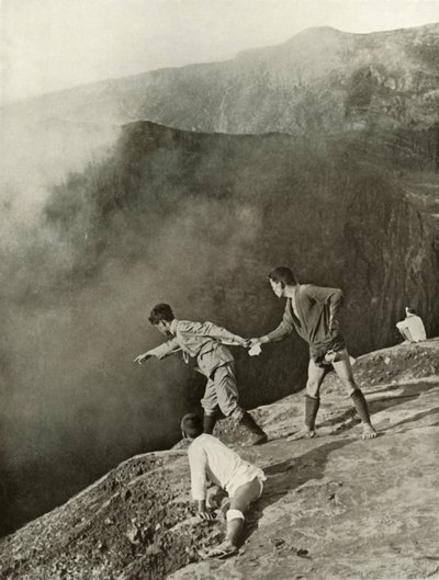 クレーターズブリンク、阿蘇山、1910年。 作： Herbert Ponting