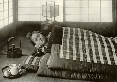 日本の就寝時間、1910年。 作： Herbert Ponting