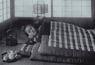 日本のベッドタイム（モノクロ写真 作： Herbert Ponting