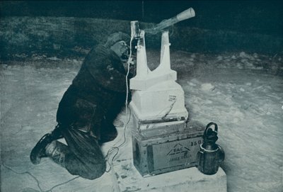1911年8月8日、1913年8月8日、トランジットによる観測を行うCSライト 作： Herbert Ponting