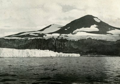 クロージャー岬：グレートアイスバリアの終わり、c19101913、1913 作： Herbert Ponting